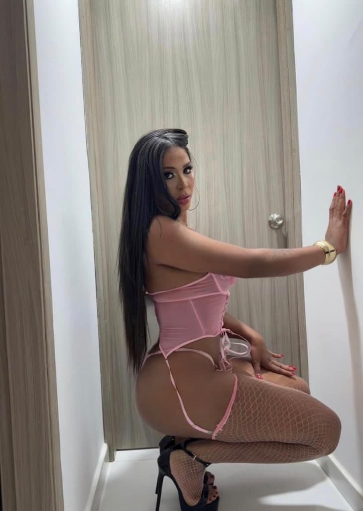 Brunette Sexy - Image 11
